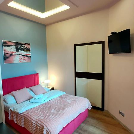 Mirror Pink Studio Apartment Krakow Exterior photo